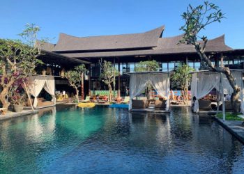 Restoran-Dengan-Kolam-Renang